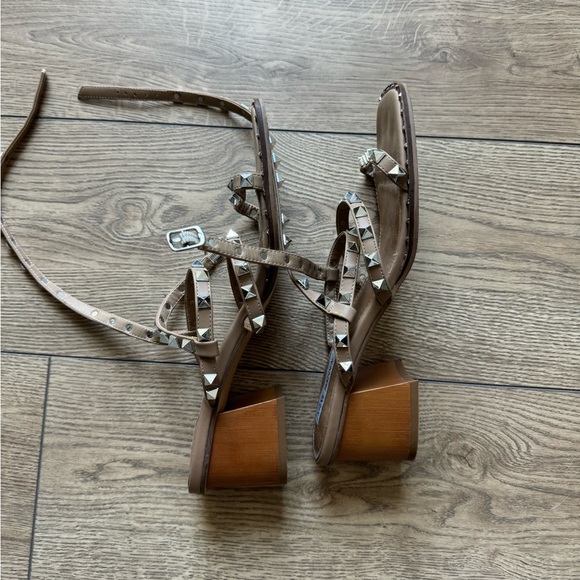 Steve Madden, size 10 studded block heel with straps - Picture 4 of 5